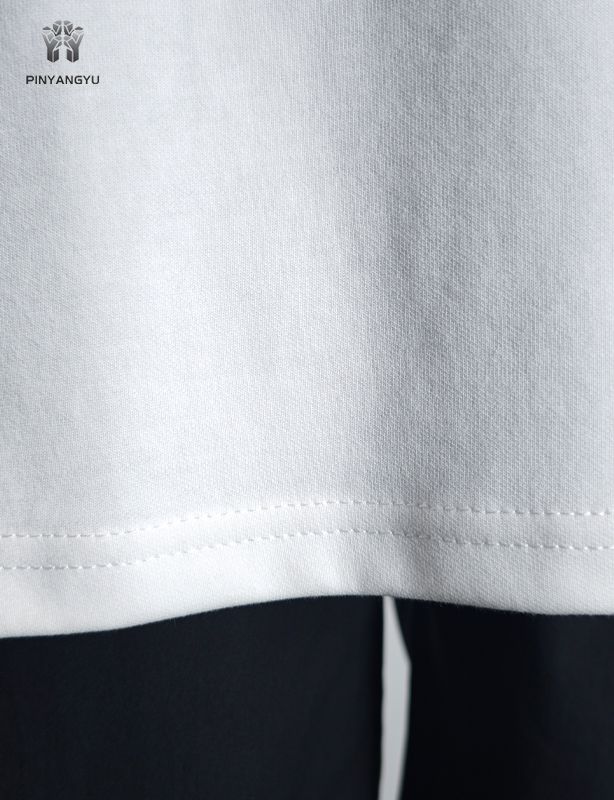 Aangepast borduurwerk en zeefdruk T-shirt