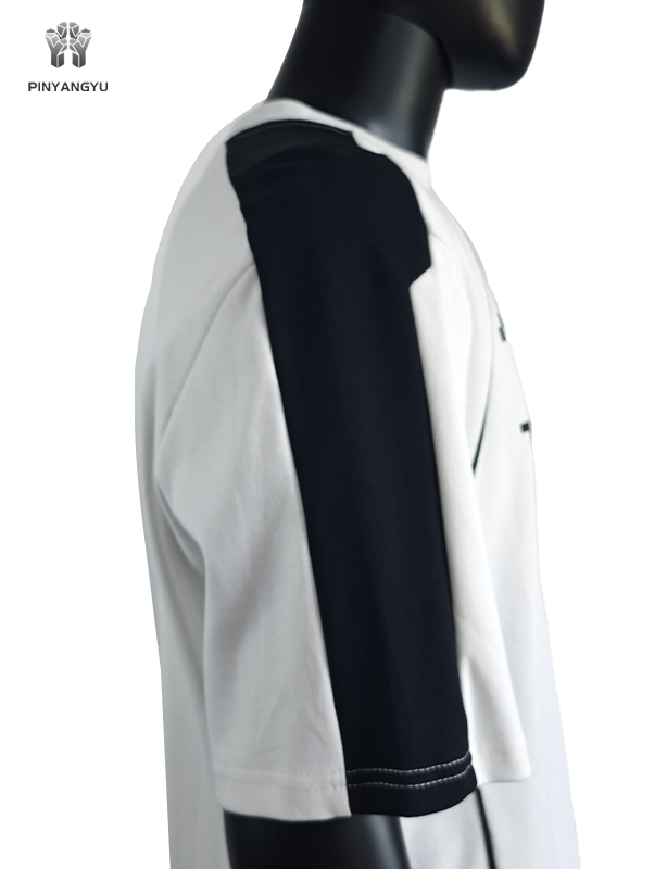 Aangepast borduurwerk en zeefdruk T-shirt