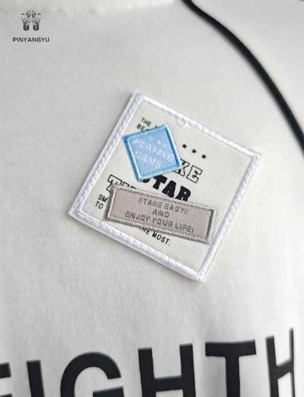 Aangepast borduurwerk en zeefdruk T-shirt