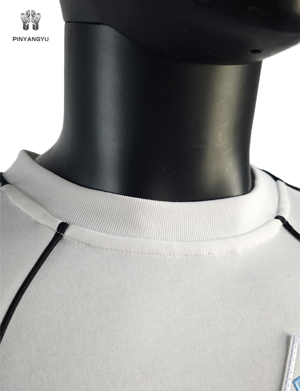 Aangepast borduurwerk en zeefdruk T-shirt