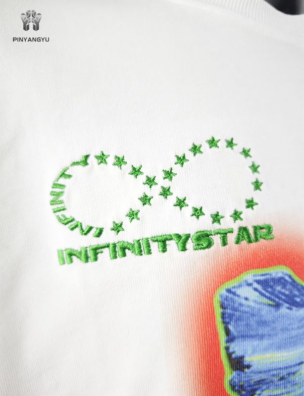aangepast DTG-print- en borduurontwerp in oversized stijl