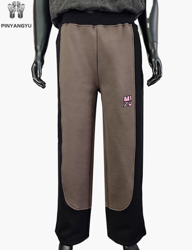 Geborduurd ontwerp in gesplitste stofstijl voor joggingbroeken