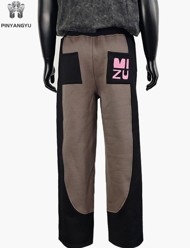 Geborduurd ontwerp in gesplitste stofstijl voor joggingbroeken